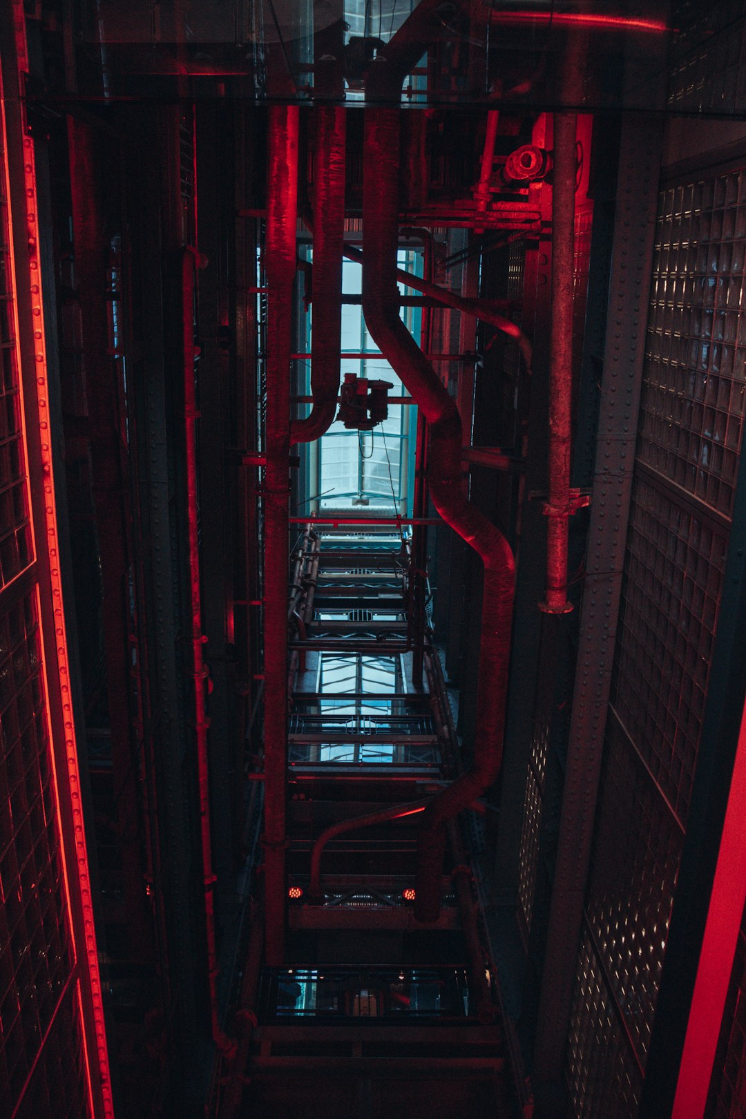a-red-server-room-gnccxtq5oxk